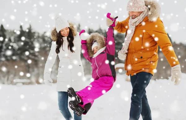 Família feliz em roupas de inverno andando ao ar livre — Fotografia de Stock