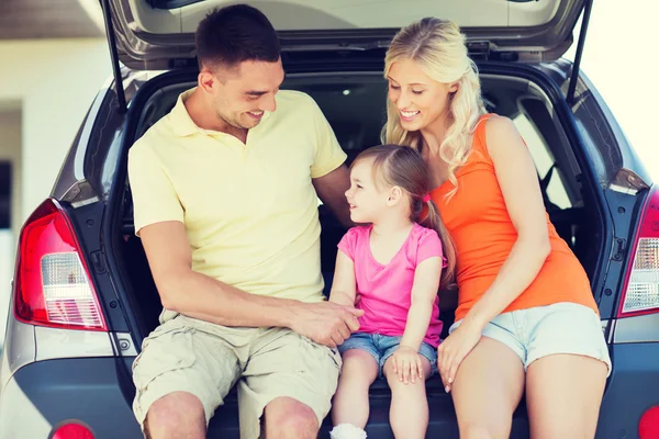 Família feliz com carro hatchback ao ar livre — Fotografia de Stock