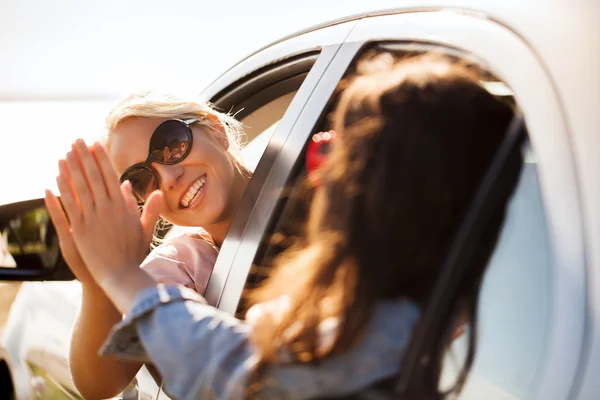 Glückliche Teenager-Mädchen oder Frauen im Auto am Meer — Stockfoto