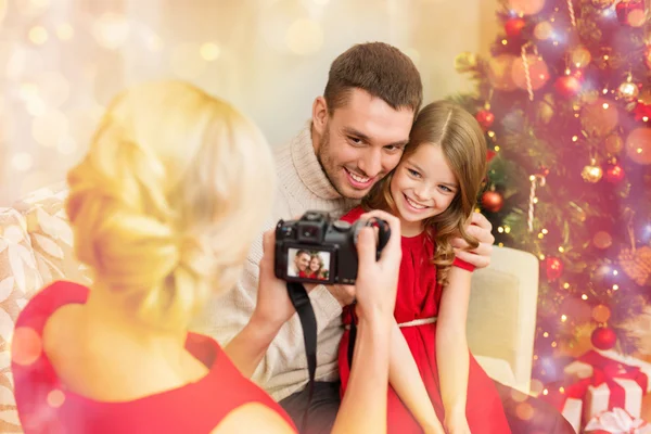 Mãe tirando foto de pai e filha — Fotografia de Stock