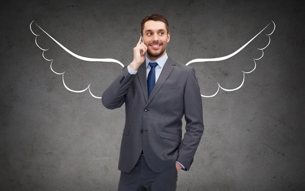 Hombre de negocios con alas de ángel llamando al celular — Foto de Stock