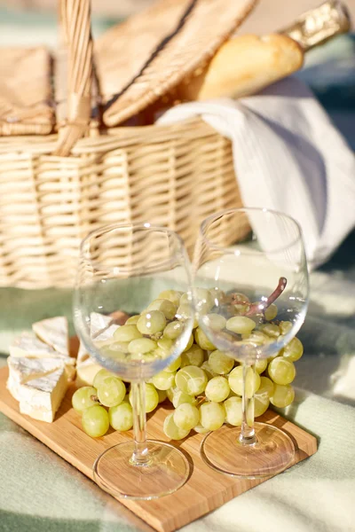 Şarap, gözlük ve gıda sahilde piknik sepeti — Stok fotoğraf