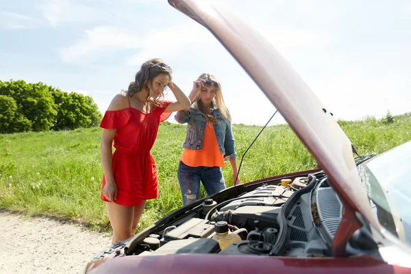 Women with open hood of broken car at countryside — Stock Photo, Image