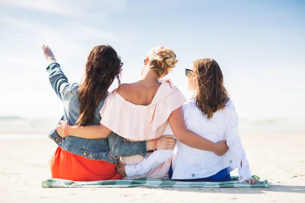 Group of young women hugging on beach — Stock Photo, Image