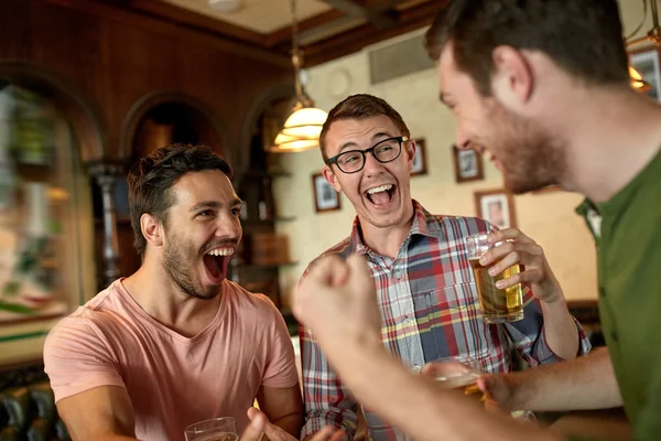 Aficionados al fútbol o amigos con cerveza en el bar deportivo — Foto de Stock