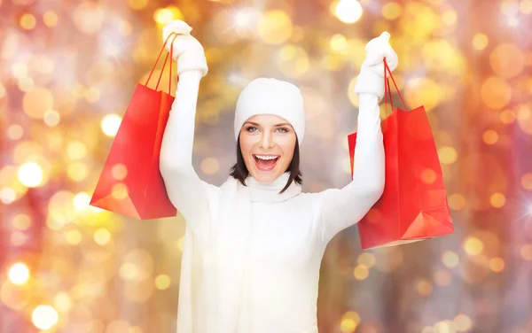 Mulher feliz em roupas de inverno com sacos de compras — Fotografia de Stock
