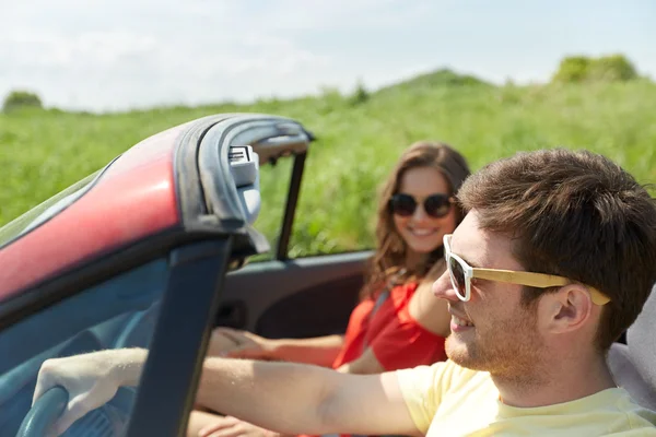 Casal feliz dirigindo em carro cabriolet no país — Fotografia de Stock