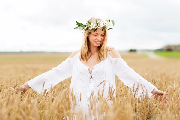 Feliz jovem mulher em flor grinalda no campo de cereais — Fotografia de Stock