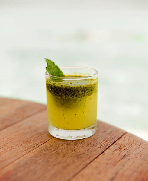 Glas vers sap of cocktail op tafel op strand — Stockfoto