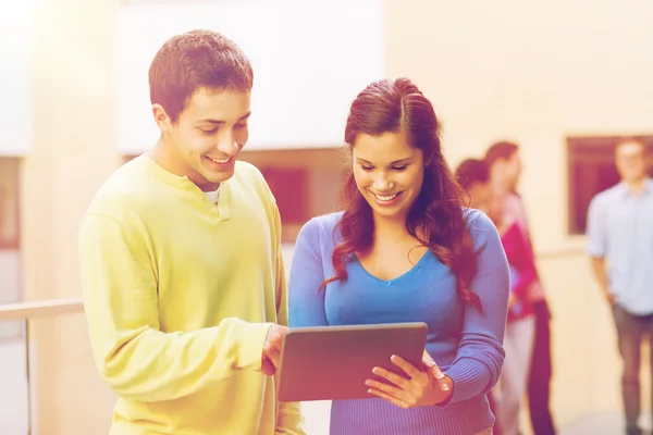 Groep studenten tablet pc PC glimlachen — Stockfoto