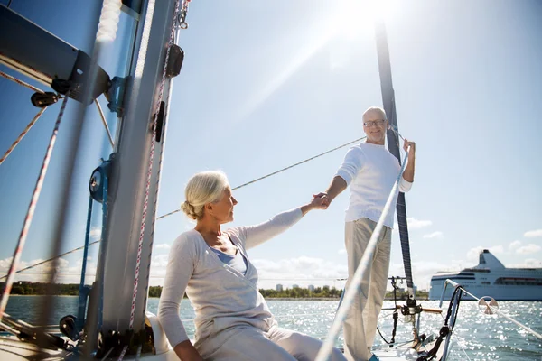 Feliz pareja de ancianos en barco de vela o yate en el mar —  Fotos de Stock