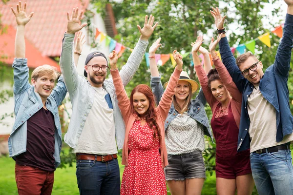 Feliz adolescente amigos saludando manos en verano jardín — Foto de Stock