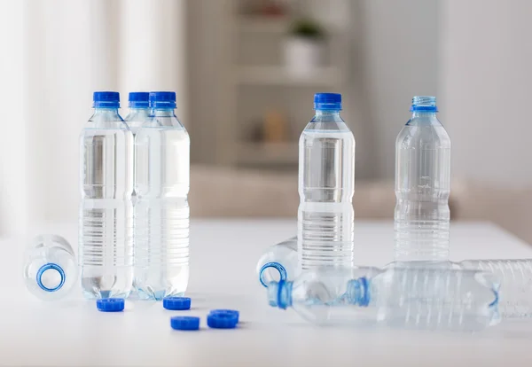 Κοντινό πλάνο μπουκάλια με νερό στο τραπέζι — Φωτογραφία Αρχείου