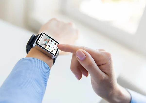 Close up of hands with online shop on smart watch — Stock Photo, Image