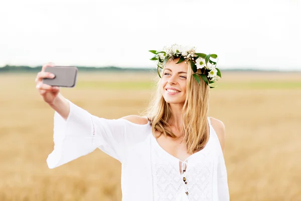 Glad ung kvinna som tar selfie via smartphone — Stockfoto