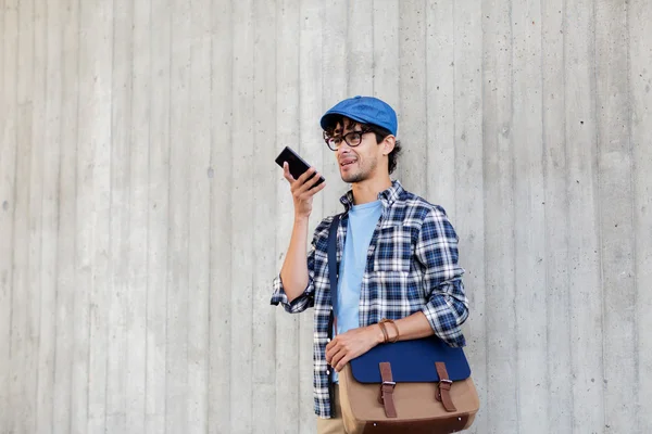 Ember használ hang követel, vagy hívja a smartphone — Stock Fotó