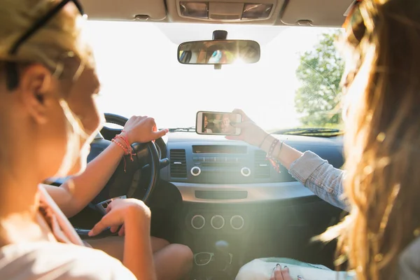 Adolescentes o mujeres con smartphone en coche —  Fotos de Stock