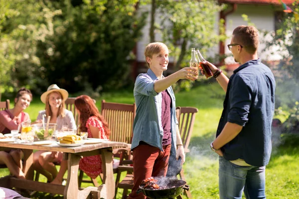 Freunde trinken Bier bei sommerlicher Grillparty — Stockfoto