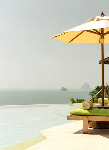 Vista desde la piscina de borde infinito con sombrilla al mar — Foto de Stock