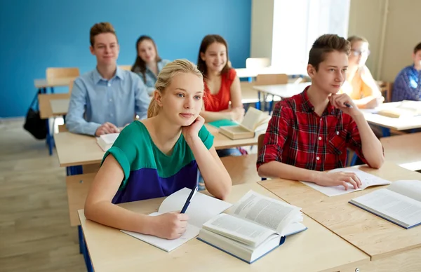 Grupp elever med böcker på skolan lektion — Stockfoto