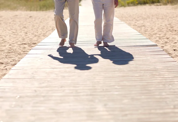 Close up de casal sênior andando na praia de verão — Fotografia de Stock