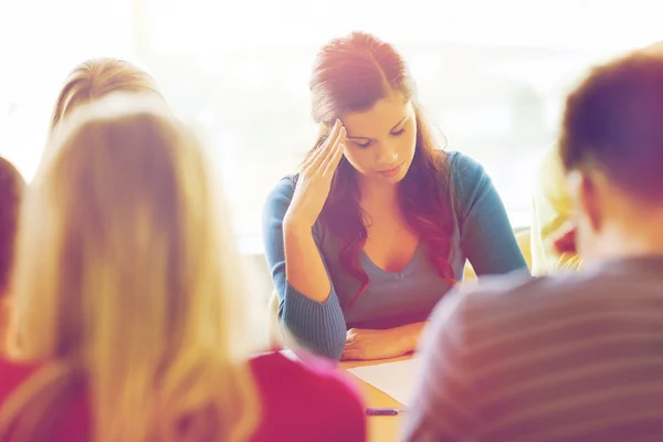 Gruppe von Studenten mit Vorträgen — Stockfoto