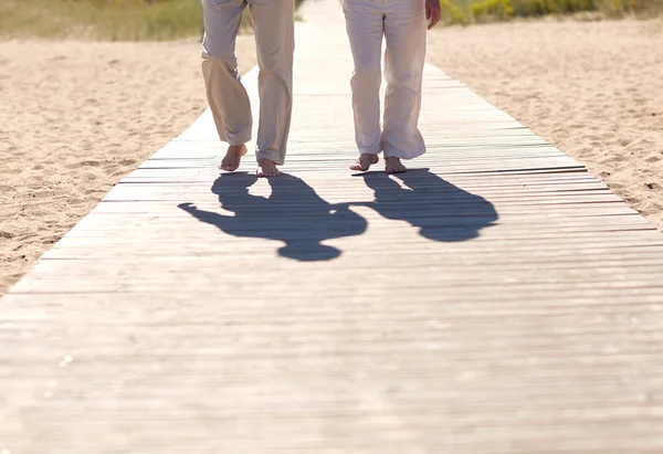 Idősebb pár nyári strand séta közelről Stock Fotó