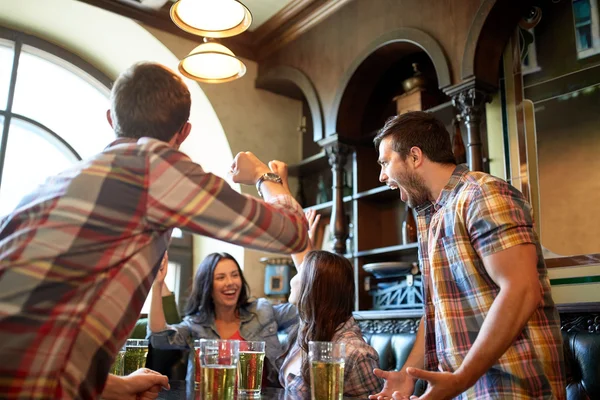 Amici felici con birra che festeggiano al bar o pub — Foto Stock