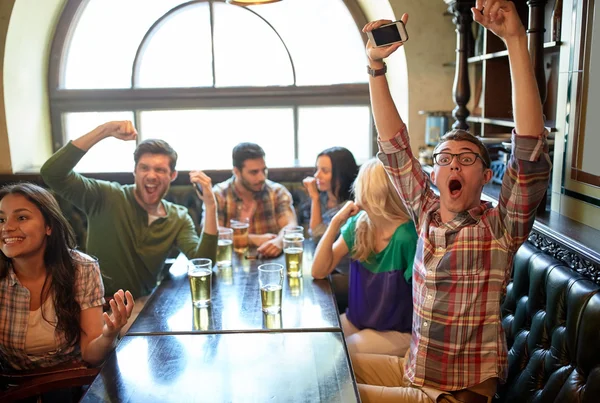 Amis avec la bière regarder le football au bar ou pub — Photo