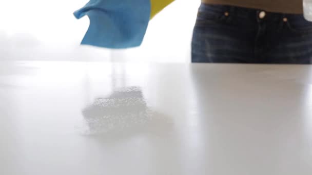 Detergente a spruzzo a mano e tavolo di pulizia con straccio — Video Stock