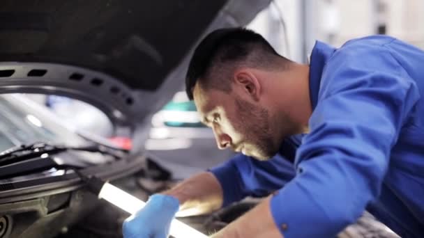 Meccanico con chiave inglese che ripara auto in officina — Video Stock