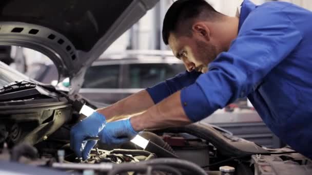 Mecánico hombre con llave de reparación de coches en el taller — Vídeo de stock