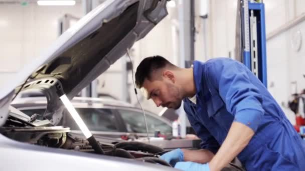 Mecânico homem com chave de reparação de carro na oficina — Vídeo de Stock