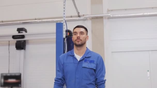 Mecánico hombre con llave de reparación de coches en el taller 59 — Vídeos de Stock