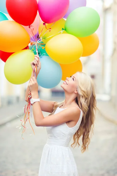 Kvinna med färgglada ballonger — Stockfoto