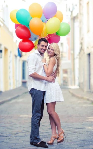 Paar mit bunten Luftballons — Stockfoto