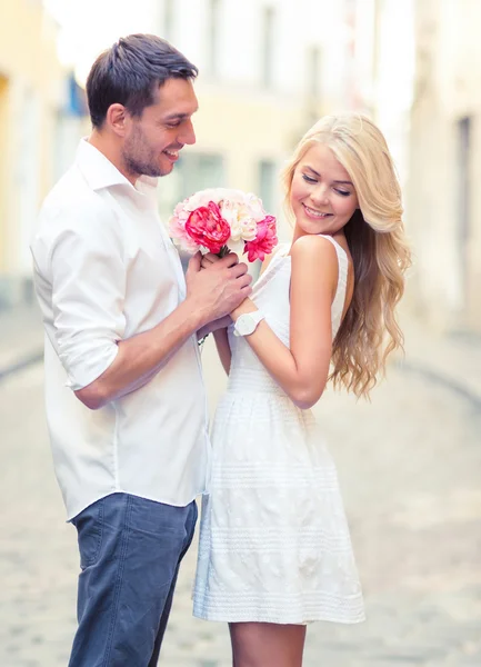 Pareja con flores en la ciudad — Foto de Stock