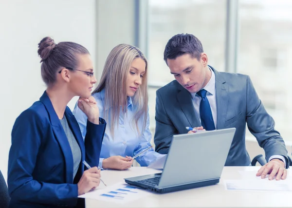 Business-Team mit Laptop im Gespräch — Stockfoto