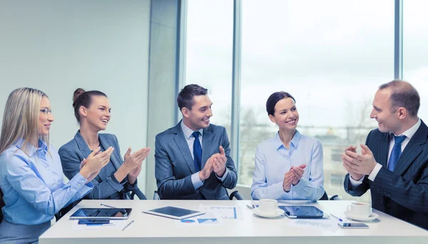 Business-Team mit Laptop klatscht in die Hände — Stockfoto