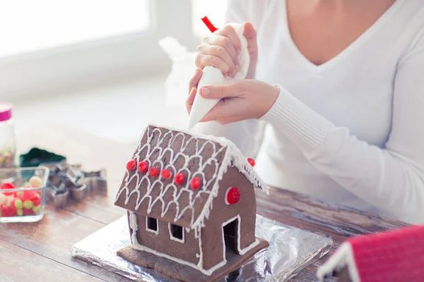 Närbild på kvinnan att göra pepparkakshus hemma — Stockfoto