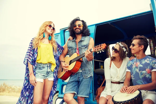 Happy hippie vrienden spelen muziek over minibus — Stockfoto