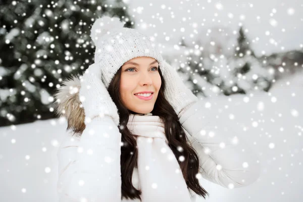 Šťastná žena venku v zimě oblečení — Stock fotografie