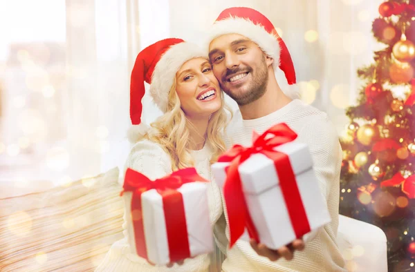 Casal feliz em casa com caixas de presente de Natal — Fotografia de Stock