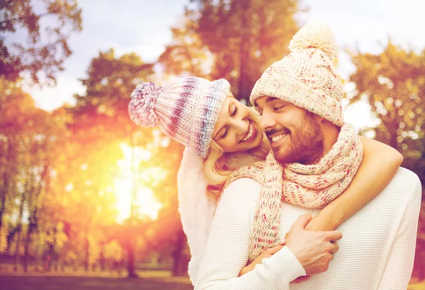 Feliz pareja en ropa de abrigo durante el otoño — Foto de Stock