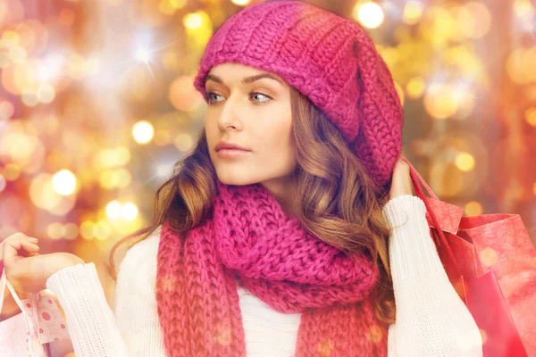 Glückliche Frau in Winterkleidung mit Einkaufstüten — Stockfoto