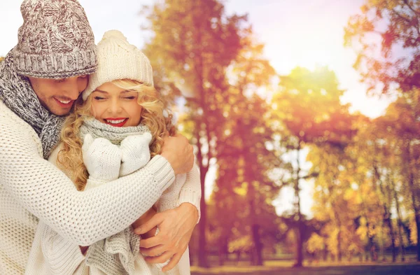 Ευτυχισμένο ζευγάρι σε ζεστά ρούχα για το φθινόπωρο — Φωτογραφία Αρχείου