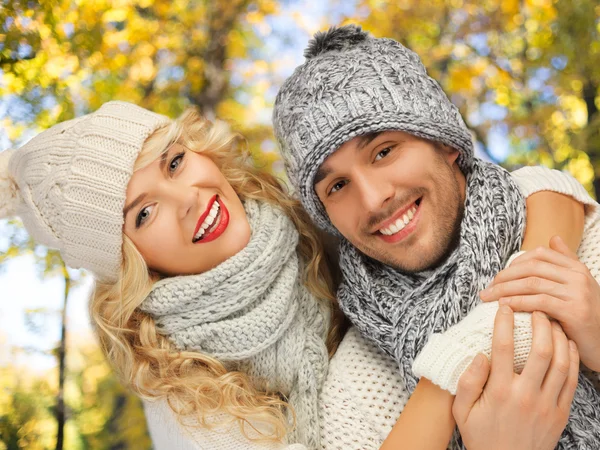 Feliz pareja en ropa de abrigo durante el otoño — Foto de Stock