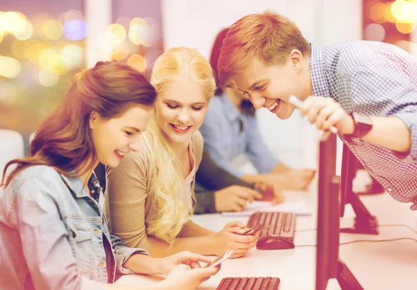 Étudiants avec moniteur d'ordinateur et smartphones — Photo