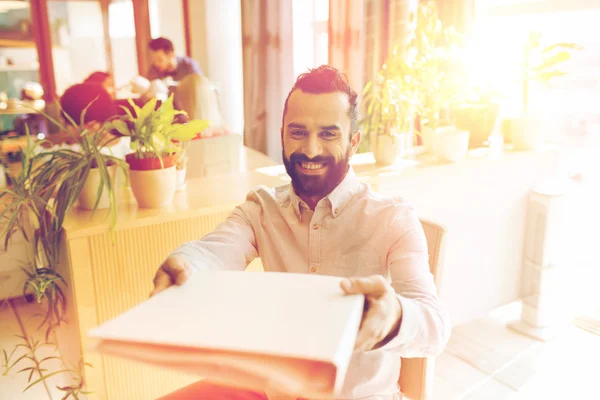 Feliz criativo masculino trabalhador de escritório com folfer — Fotografia de Stock