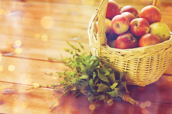Close up de melissa e cesta com maçãs — Fotografia de Stock